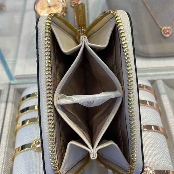Michael Kors Women Medium Zip Around Card Case Coin Pouch Wallet Light Cream
NWT - Picture 7 of 16